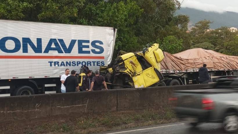 Motorista morre em acidente entre duas carretas na Rodovia Fernão Dias