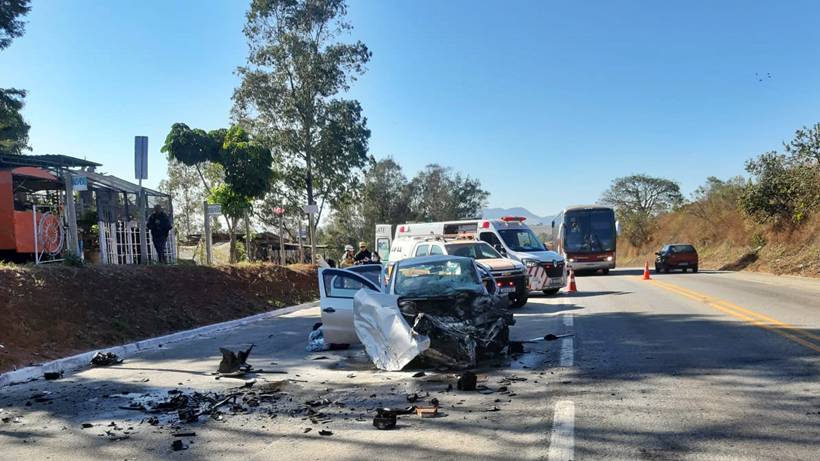 Motoristas ficam presos às ferragens após carros baterem de frente na BR-459