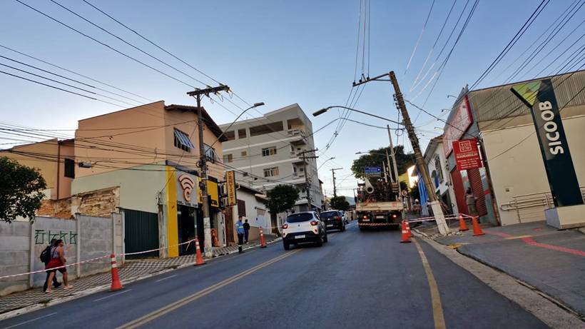 Casas e comércios ficam sem luz por mais de 12h após caminhão bater em poste