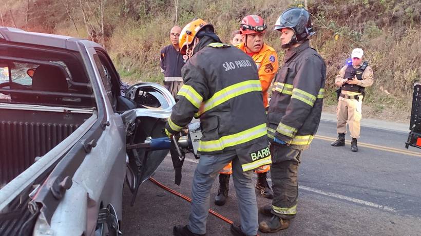 Motorista fica preso às ferragens após batida frontal na MG-173, em Sapucaí-Mirim