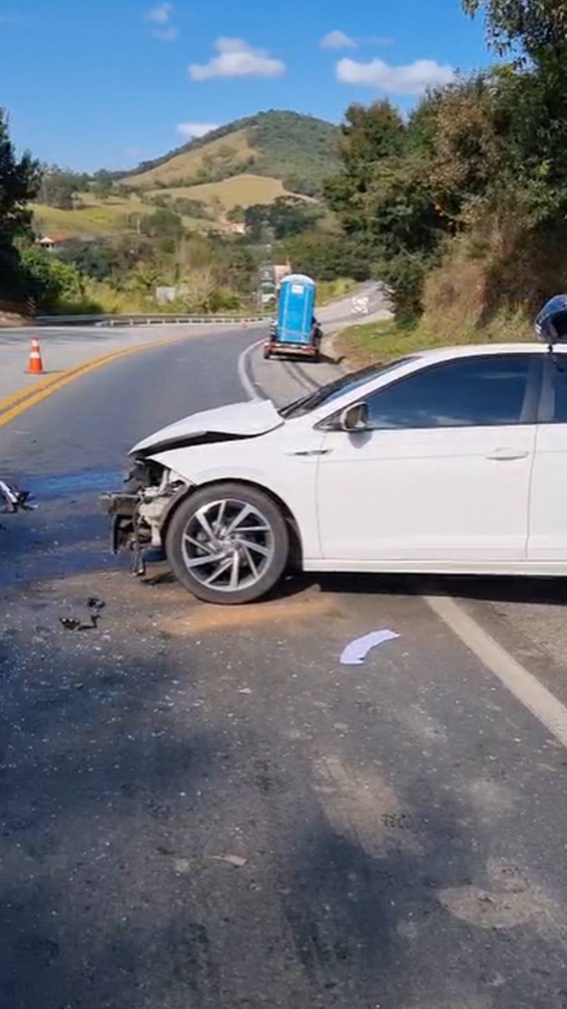 Ambulância de Congonhal se envolve em batida com mais dois veículos na BR-459
