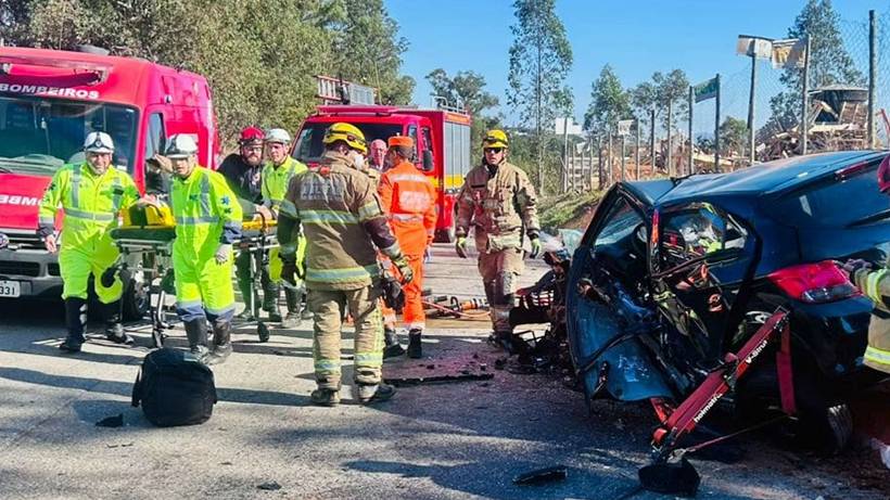 Motoristas ficam presos às ferragens após carros baterem de frente na BR-459