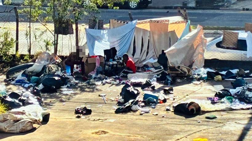 Prefeitura notifica dono de terreno após pessoas em situação de rua invadirem o local
