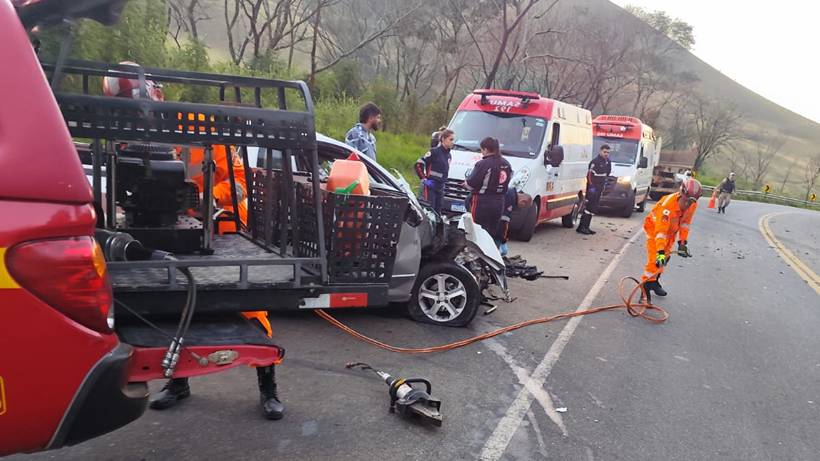 Motorista fica preso às ferragens após batida frontal na MG-173, em Sapucaí-Mirim