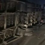 Carreta tomba durante a madrugada na Rodovia Fernão Dias, no Sul de Minas