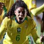 Yasmim Ribeiro, de Pouso Alegre, marca dois gols idênticos de falta na goleada sobre o Paraguai