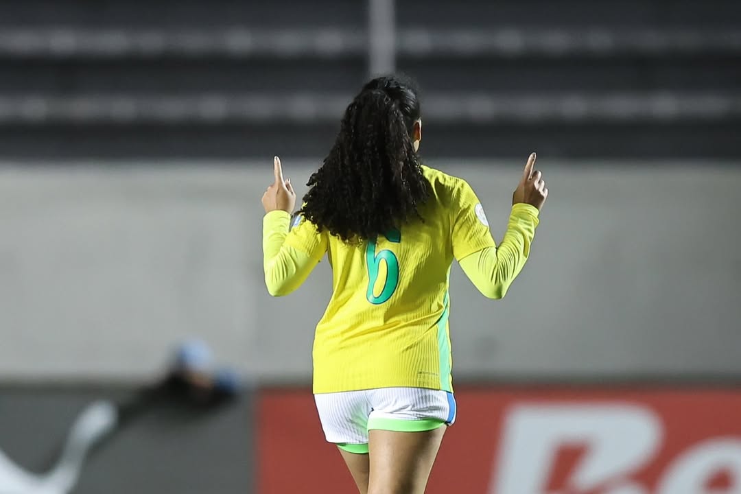 Yasmim Ribeiro, de Pouso Alegre, marca dois gols idênticos de falta na goleada sobre o Paraguai