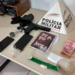 PM apreende cigarro de maconha, crack, cachimbos, dichavador e pistola em residência de Heliodora