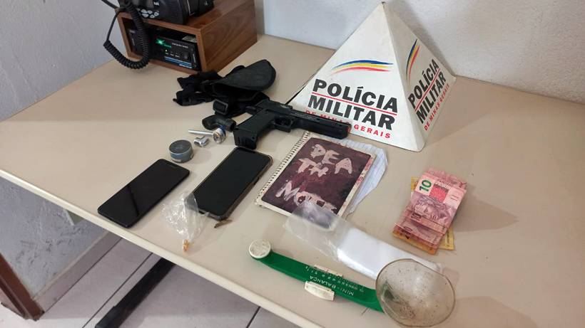 PM apreende cigarro de maconha, crack, cachimbos, dichavador e pistola em residência de Heliodora