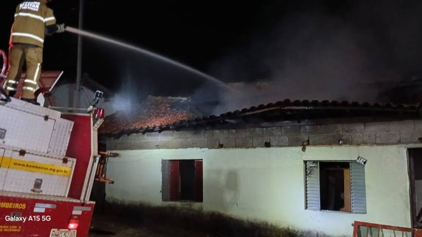 Após moradora se descuidar com álcool e fogareiro, casa é destruída por incêndio