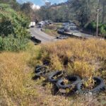 Criminosos ameaçam motorista e saqueiam carga de pneus na Fernão Dias