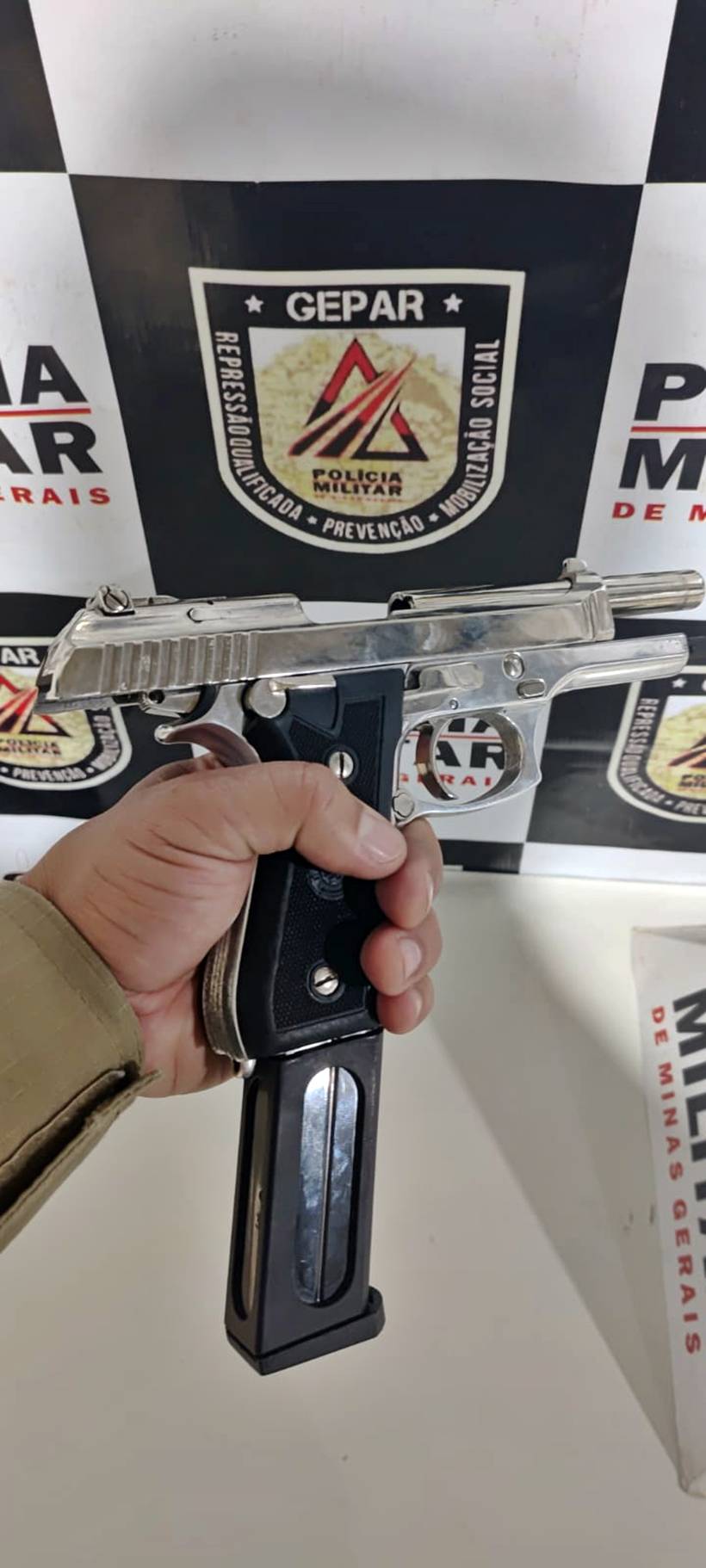 Polícia Militar prende homem com pistola 9mm e carregador alongado