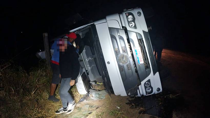 Caminhão com cervejas tomba ao desviar de carro que fazia ultrapassagem proibida na BR-459