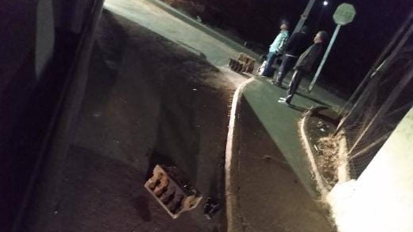 Carreta sai da pista ao bater em mureta na Fernão Dias e cai no acesso ao trevo de Itapeva 