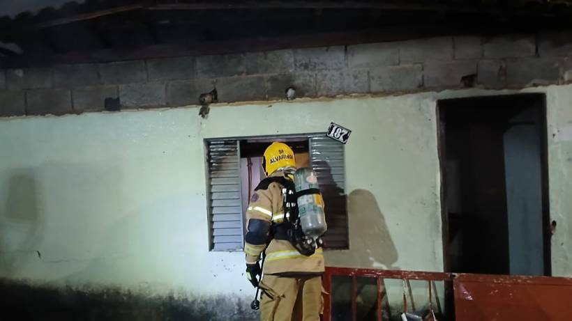 Após moradora se descuidar com álcool e fogareiro, casa é destruída por incêndio