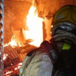 Casa pega fogo em Santa Rita de Caldas e homem é resgatado após inalar fumaça