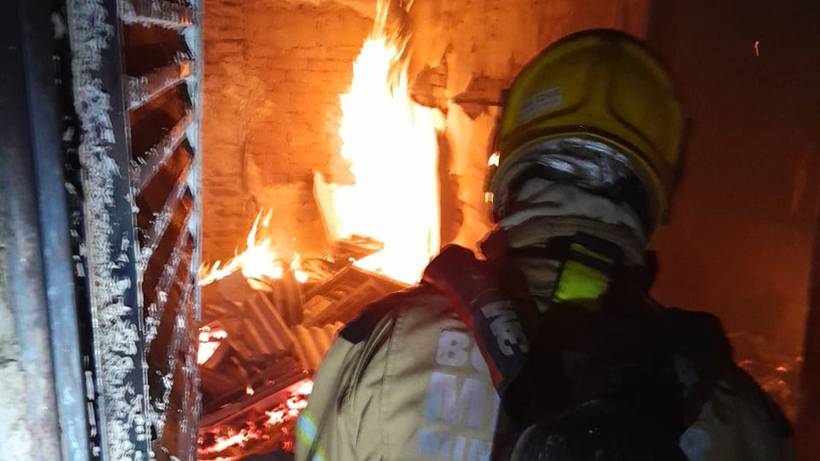 Casa pega fogo em Santa Rita de Caldas e homem é resgatado após inalar fumaça