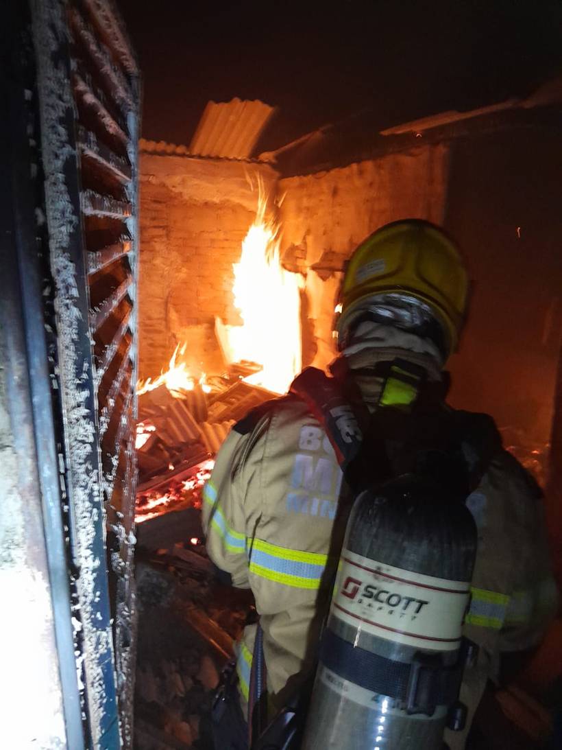 Casa pega fogo em Santa Rita de Caldas e homem é resgatado após inalar fumaça