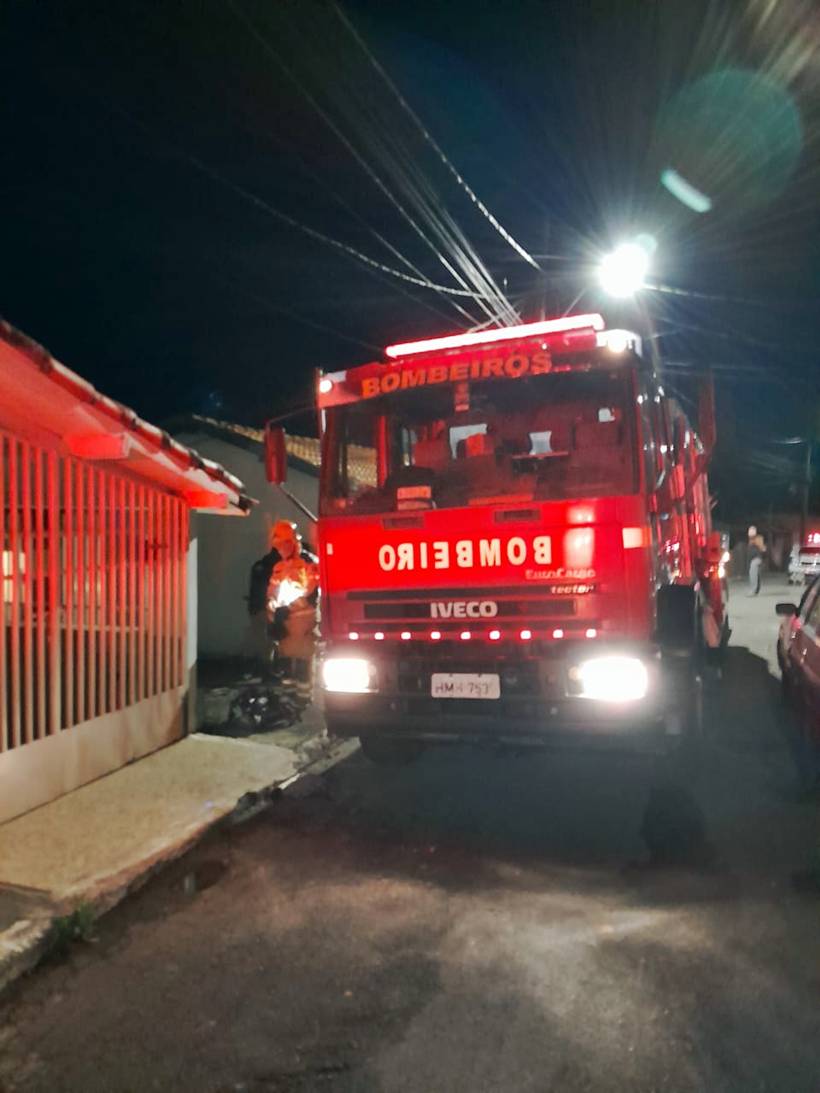 Casa pega fogo em Santa Rita de Caldas e homem é resgatado após inalar fumaça