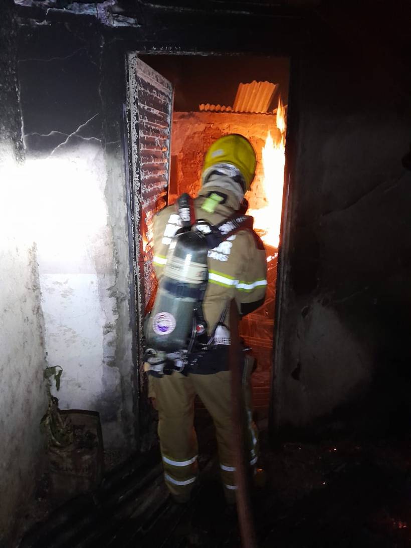 Casa pega fogo em Santa Rita de Caldas e homem é resgatado após inalar fumaça