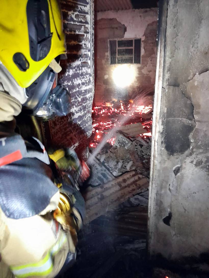 Casa pega fogo em Santa Rita de Caldas e homem é resgatado após inalar fumaça