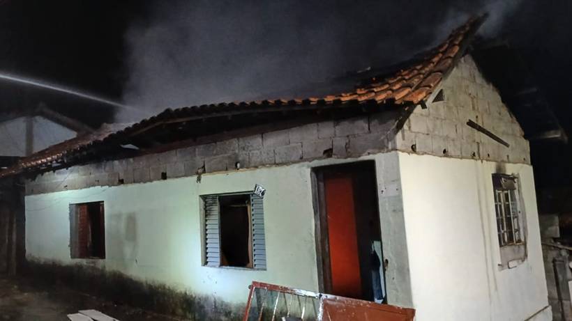 Após moradora se descuidar com álcool e fogareiro, casa é destruída por incêndio