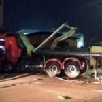 Carreta sai da pista ao bater em mureta na Fernão Dias e cai no acesso ao trevo de Itapeva