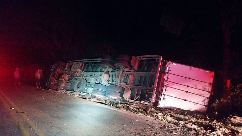 Caminhão com cervejas tomba ao desviar de carro que fazia ultrapassagem proibida na BR-459