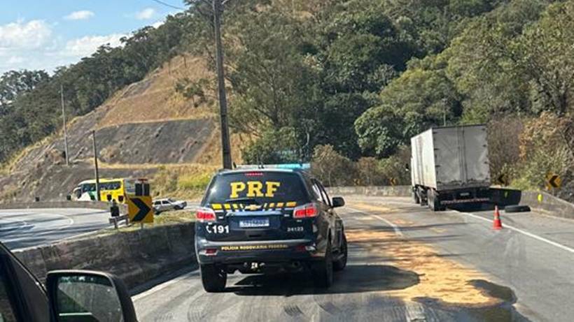 Criminosos ameaçam motorista e saqueiam carga de pneus na Fernão Dias