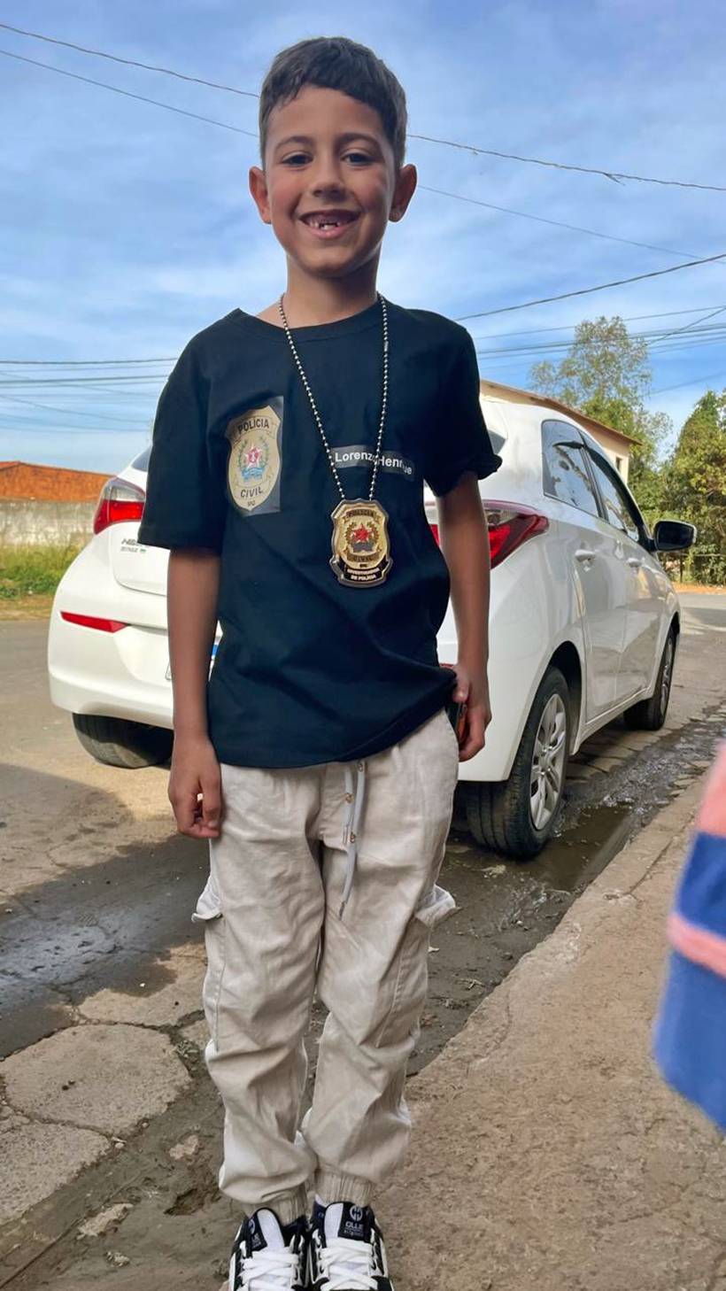 Fã da Polícia Civil, garoto comemora 7 anos com visita de investigador no Sul de MG
