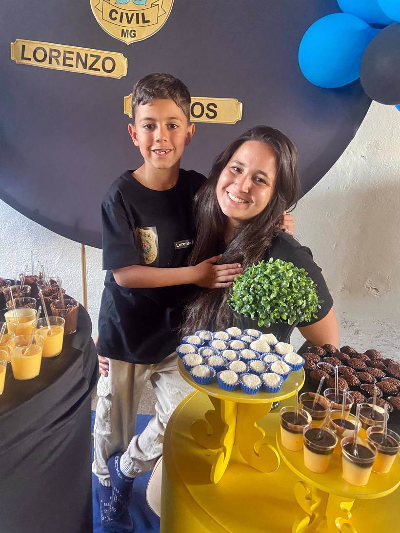 Fã da Polícia Civil, garoto comemora 7 anos com visita de investigador no Sul de MG