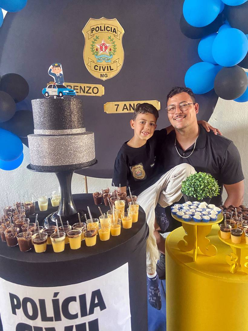 Fã da Polícia Civil, garoto comemora 7 anos com visita de investigador no Sul de MG