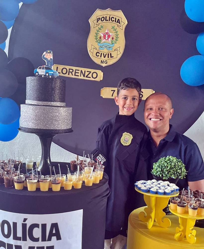 Fã da Polícia Civil, garoto comemora 7 anos com visita de investigador no Sul de MG
