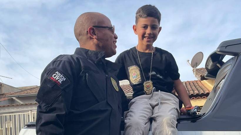 Fã da Polícia Civil, garoto comemora 7 anos com visita de investigador no Sul de MG