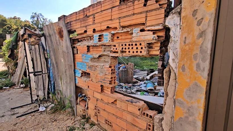 Terrenos invadidos por pessoas em situação de rua se tornam depósitos de lixo em Pouso Alegre