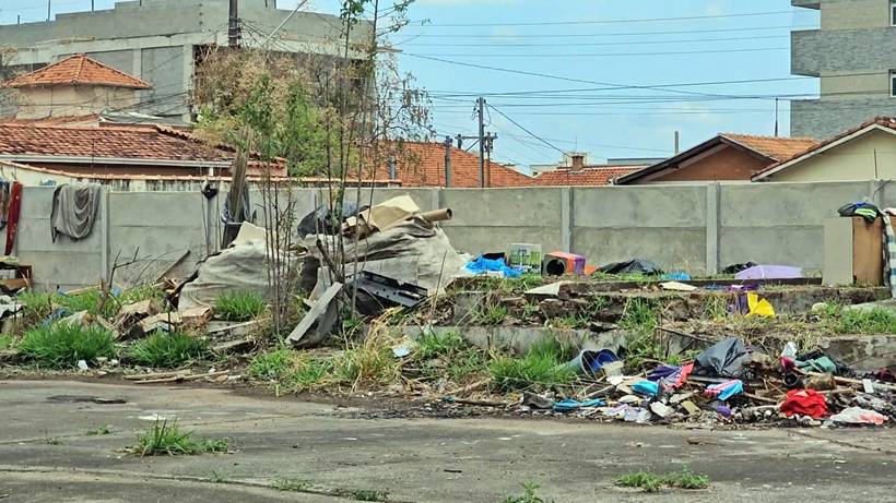 Terrenos invadidos por pessoas em situação de rua se tornam depósitos de lixo em Pouso Alegre