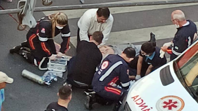 Motociclista fica ferido após bater moto em carro no centro de Pouso Alegre