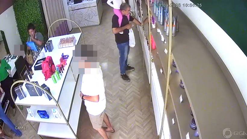 Homem com criança nos ombros furta perfumes em loja no centro de Pouso Alegre