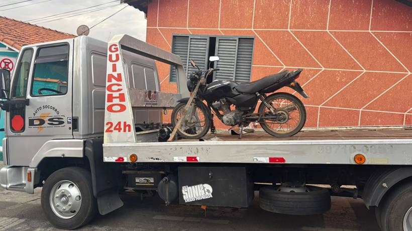 Homem furta moto de patrão, foge da PM em alta velocidade e sofre acidente