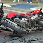 Motociclista fica ferido após bater moto em carro no centro de Pouso Alegre
