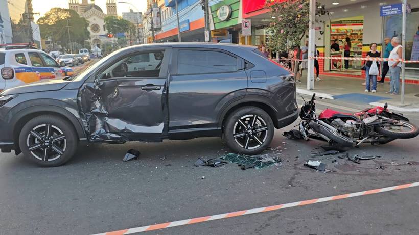 Motociclista fica ferido após bater moto em carro no centro de Pouso Alegre
