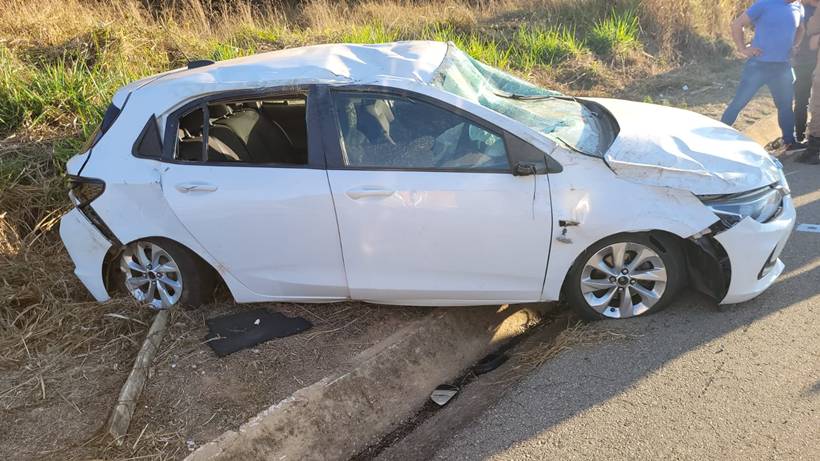 Carro capota após motorista cochilar ao volante na BR-459
