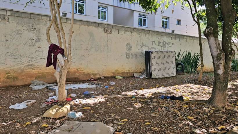 Terrenos invadidos por pessoas em situação de rua se tornam depósitos de lixo em Pouso Alegre