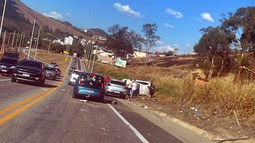 Carro capota após motorista cochilar ao volante na BR-459