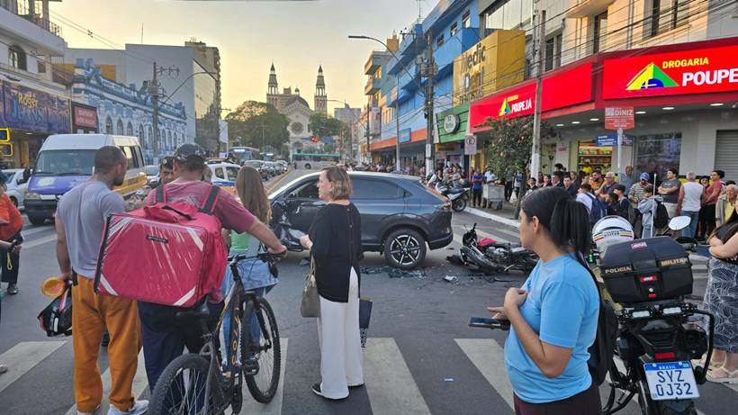Motociclista fica ferido após bater moto em carro no centro de Pouso Alegre