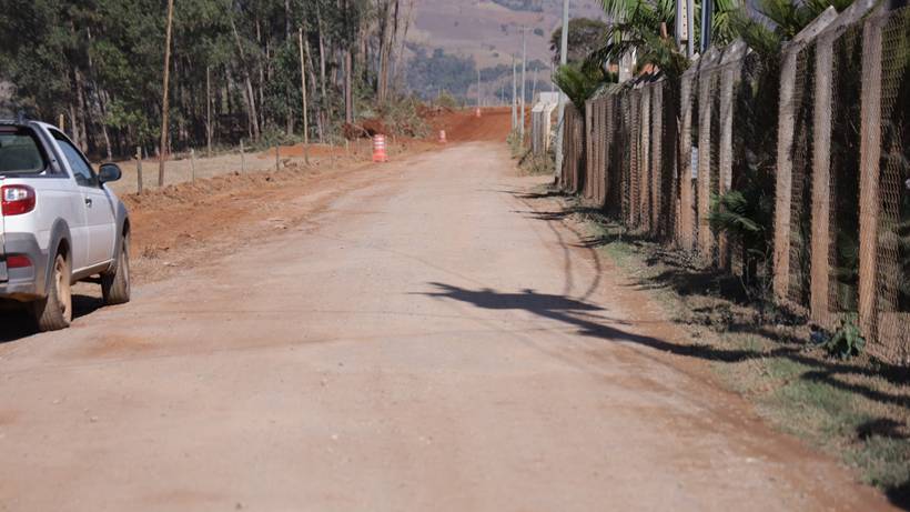 Prefeitura inicia preparação do solo para pavimentação asfáltica no bairro Cruz Alta