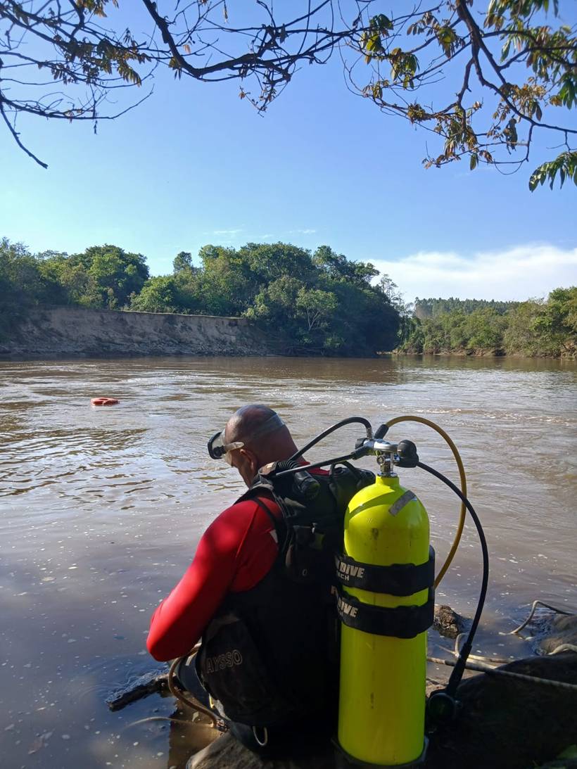 Bombeiros buscam por homem que desapareceu no Rio Sapucaí-Mirim