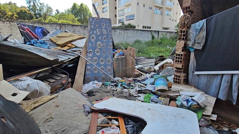 Terrenos invadidos por pessoas em situação de rua se tornam depósitos de lixo em Pouso Alegre