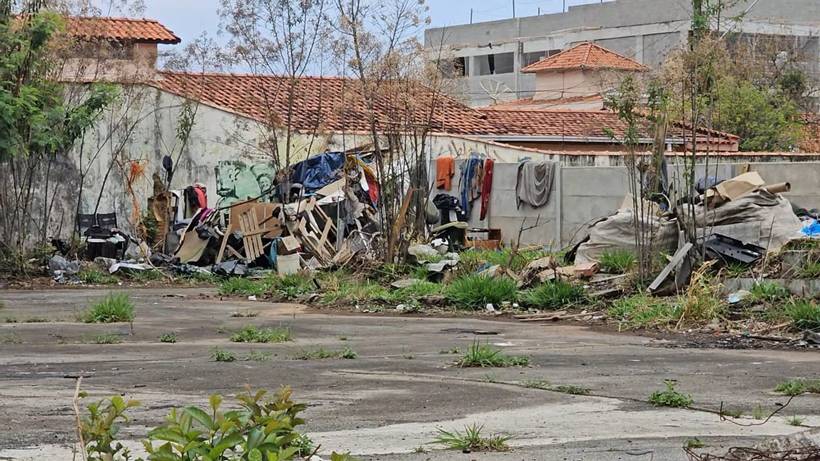 Terrenos invadidos por pessoas em situação de rua se tornam depósitos de lixo em Pouso Alegre