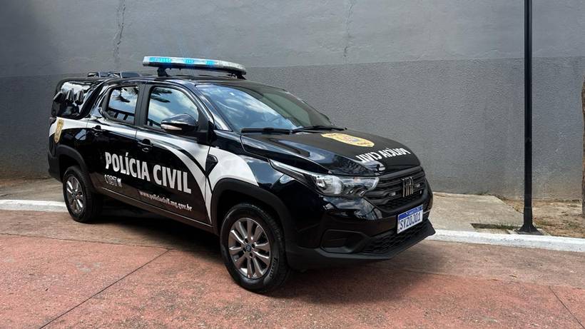 Homem com criança nos ombros furta perfumes em loja no centro de Pouso Alegre